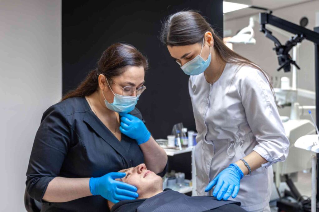 jpeg-optimizer_team-female-dentists-treating-patients-teeth-visit-dentist-dentistry